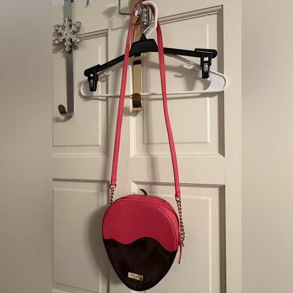 Kate Spade “Creme De La Crème” Chocolate Strawberry Leather Crossbody Bag Purse - Picture 6 of 9